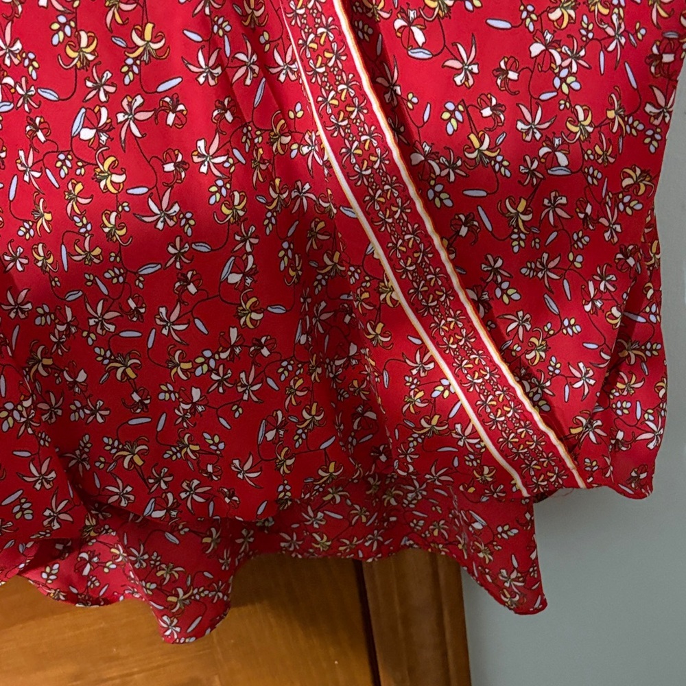 Floral Red Women's Top by Max Studio size not marked but looks L/XL nice top - Picture 4 of 7